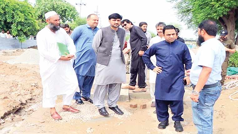 ڈپٹی کمشنرکا مختلف ترقیاتی منصوبوں اور گرین بیلٹس کادورہ
