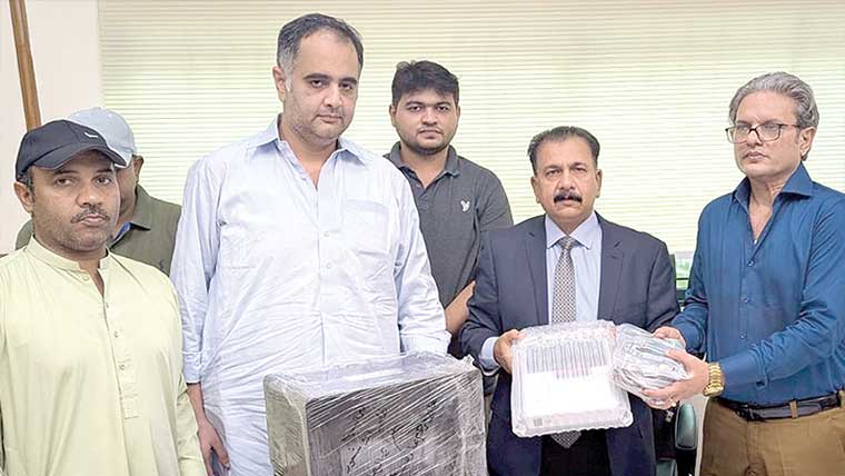 تعمیرشعور فاؤنڈیشن کا ٹیچنگ ہسپتال  کیلئے ای سی جی مشین کمپیوٹر پرنٹر کا عطیہ