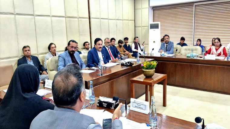 ’’لاجزسے مرغیوں کاڈربابہتر، سینیٹ کمیٹی میں کاکروچ پارٹی کا چرچا‘‘