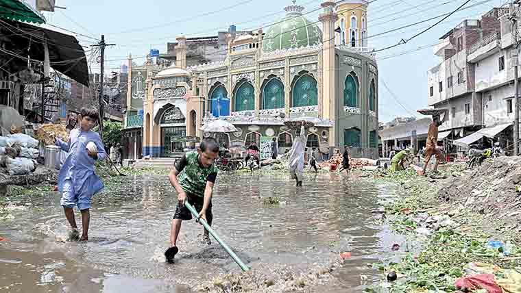 لاہور سمیت کئی شہروں میں بارش، پختونخوا میں 9 ہلاکتیں