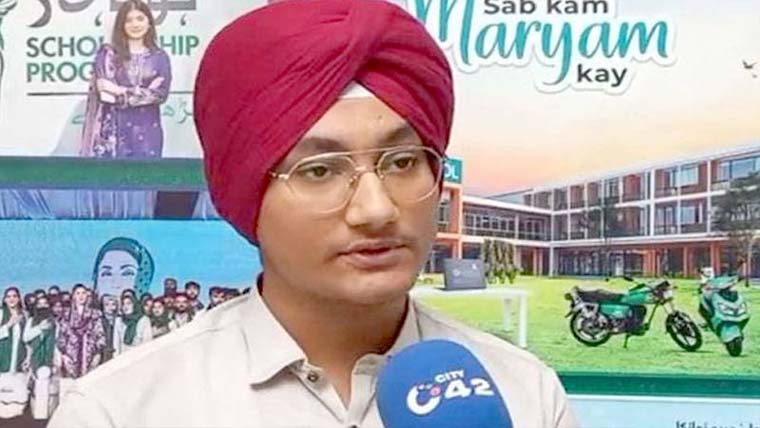 پوزیشن ہولڈر سکھ طالبعلم اونکار سنگھ  ڈاکٹر ، کسان کا بیٹا محمد قاسم سی ایس  پی افسر بننے کا خواہشمند