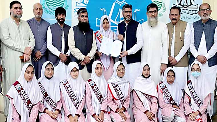 میٹرک امتحان :نجی سکول کی طالبہ  ادینہ راشد کی بورڈ میں پہلی پوزیشن 