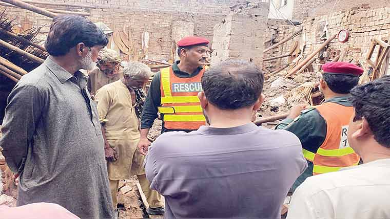 چنیوٹ :برآمدے کی چھت گر گئی، ایک شخص جاں بحق