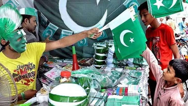 یومِ آزادی کی تیاریاں،پرچموں سے بازار ،شاہراہیں سج گئیں