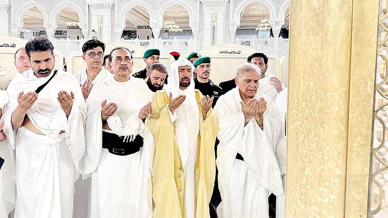 شہباز شریف، فیلڈ مارشل عاصم منیر اور وفد نے عمرہ ادا کیا 