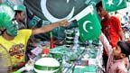 یومِ آزادی کی تیاریاں،پرچموں سے بازار ،شاہراہیں سج گئیں