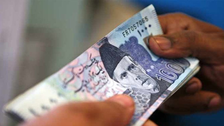  نوسربازوں نے بینک میں ہی شہری  سے 70ہزار روپے ہتھیا لئے 
