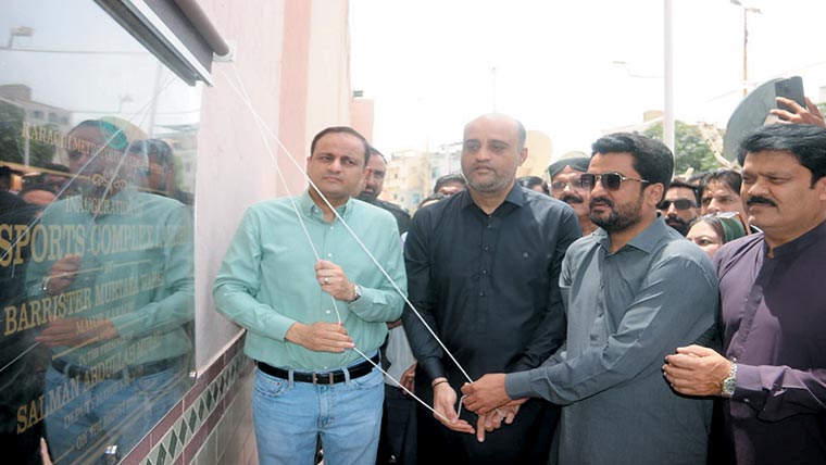 لانڈھی  میں  تزئین  شدہ  کے  ایم  سی  اسپورٹس  کمپلیکس  کا  افتتا ح