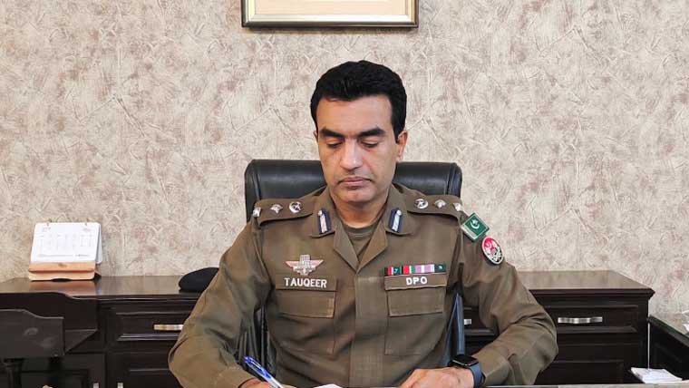 ڈی پی او توقیر محمد نعیم نے اندرون شہر تھانہ  سٹی اور تھانہ فیکٹری ایریا کا اچانک دورہ 