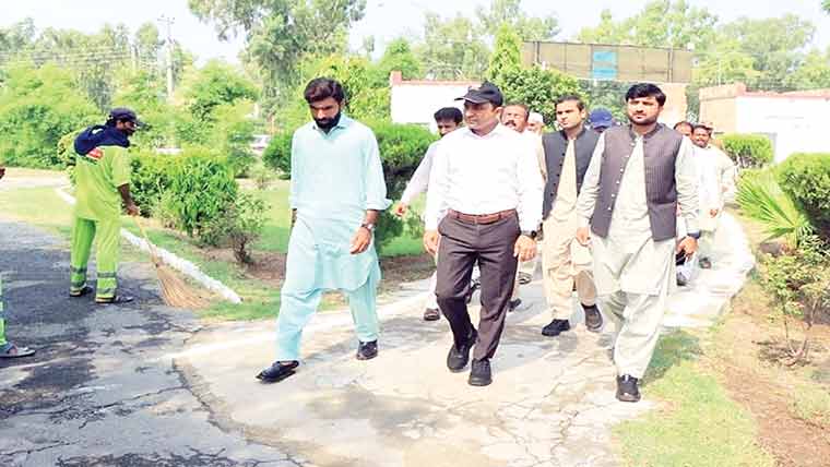 ڈپٹی کمشنرکا ڈریم لینڈ پارک اور میانوالی  سپورٹس جمنیزیم کا دورہ،پارک کا معائنہ 