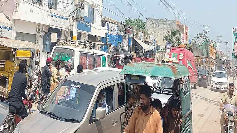 علی پورچٹھہ:ریلوے پھاٹک پر پلی کی تعمیر،ٹریفک جام معمول 