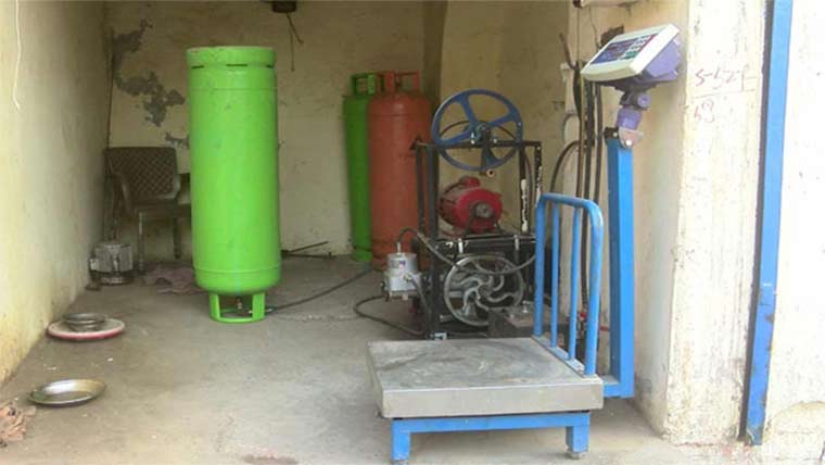 گیس سلنڈرز کی غیر قانونی  ری فلنگ پر دکاندار گرفتار