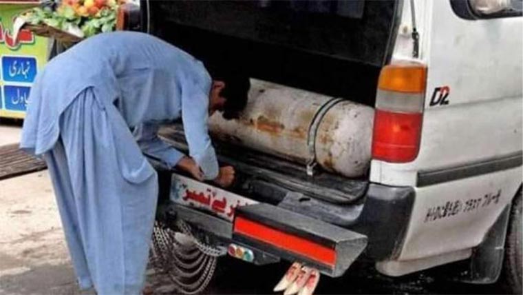 مسافر وین میں غیر معیاری گیس سلنڈر  نصب کرنے والا ڈرائیور گرفتار