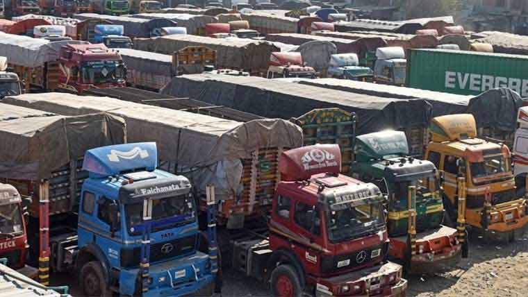  گڈز ٹرانسپورٹرز ہڑتال کا چوتھا روز ، اشیا کی قلت ، پٹرولیم ڈیلرز کا بھی  الٹی میٹم 