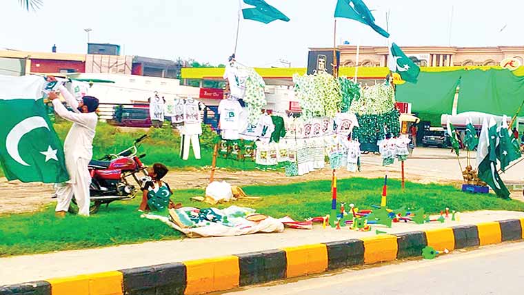 جشنِ آزادی قریب آتے  ہی سبز ہلالی پرچموں کی بہار 