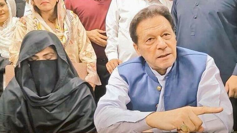 عمران خان اور اہلیہ کی  45منٹ تک ملاقات بشریٰ سے بیٹی اور بھابی بھی ملیں 