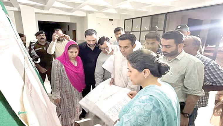 سیکرٹری ہیلتھ کا دورہ چنیوٹ، ہسپتالوں،ترقیاتی منصوبوں کا جائزہ