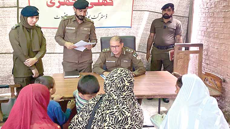 ڈی پی او چنیوٹ کی کھلی کچہری، شہریوں کے مسائل سنے 