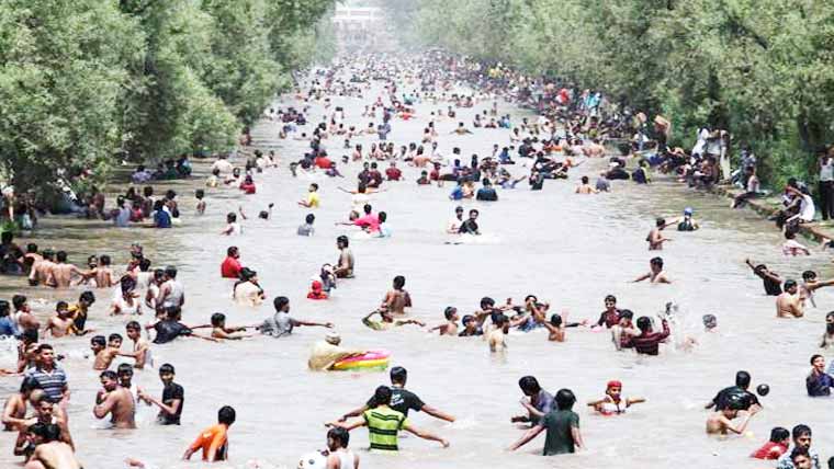 پابندی کے باوجود نہروں پر نہانے والوں کا رش 