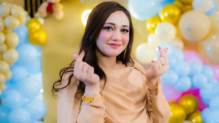 رجب نے سالگرہ پر ہتک عزت اور  بیٹے کی کسٹڈی کا نوٹس بھیجا:ایمان 