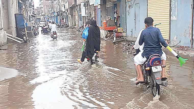 علی پورچٹھہ :بارش نے جشن  آزادی کی خوشیاں پھیکی کر دیں