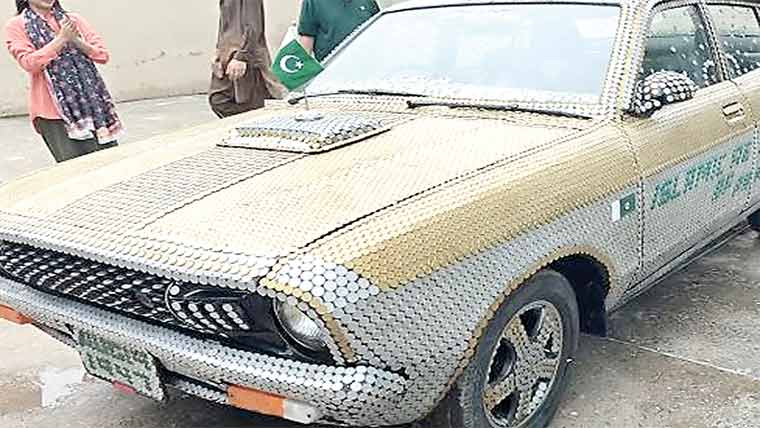 جشن آزادی پر کارکو 33ہزار کرنسی سکوں سے سجا دیا 
