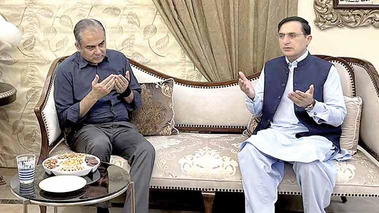 محسن نقوی اور فضل الرحمن کی  بیرسٹر گوہر کی رہائشگاہ آمد،والدہ  کے انتقال پراظہارتعزیت 