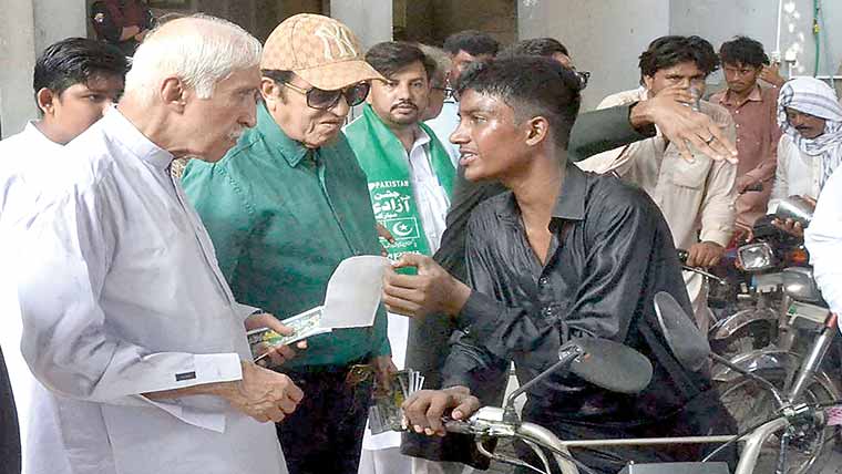 چنیوٹ میں وفاقی وزیر قیصر شیخ  کی طرف سے موٹر سائیکل سواروں  کومفت پٹرول کی فراہمی