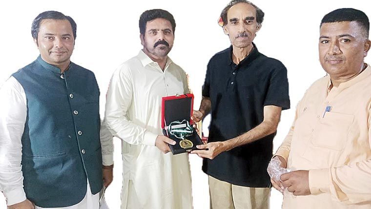 اصغر علی آکاش کو صحافتی خدمات  پر خصوصی ایوارڈ سے نوازا گیا
