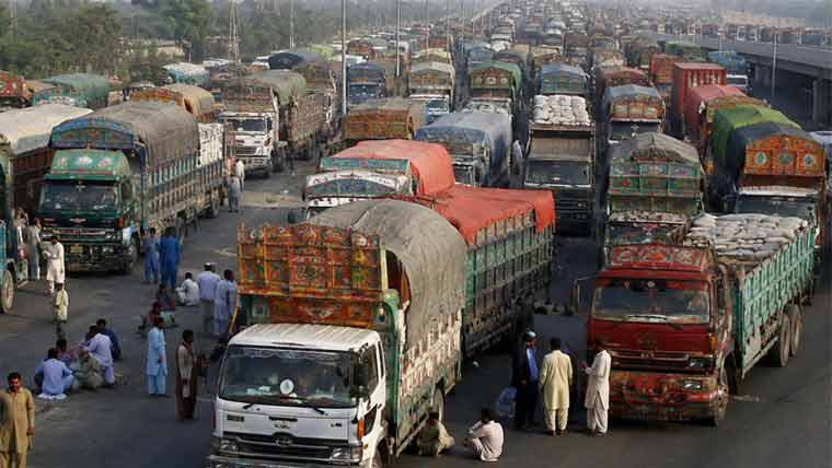 گڈز ٹرانسپورٹرز کی 8 ویں روز بھی ہڑتال، اربوں روپے نقصان 