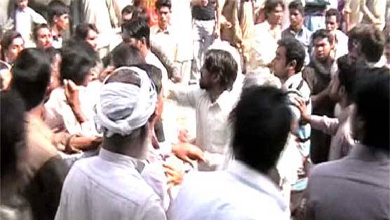 بچوں کی لڑائی میں بڑے کود پڑے، 13 افراد زخمی 
