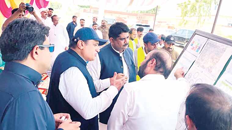 ترقیاتی منصوبوں کا جائزہ، کچی آبادیوں میں سہولیات پر زور