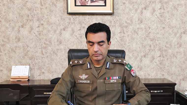 ڈسٹرکٹ پولیس آفیسرکا تھانہ جات کے آپریشنل امورکاجائزہ 