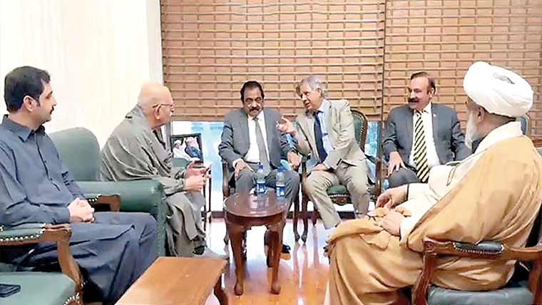  وفاقی حکومت کا اپوزیشن سے رابطہ : اعظم تارڑ ، رانا ثنااللہ ، طارق فضل کی محمود اچکزئی  اور علامہ ناصر  عباس سے ملاقات، آج پیپلز پارٹی کے رہنما اپوزیشن لیڈر سے ملیں گے 