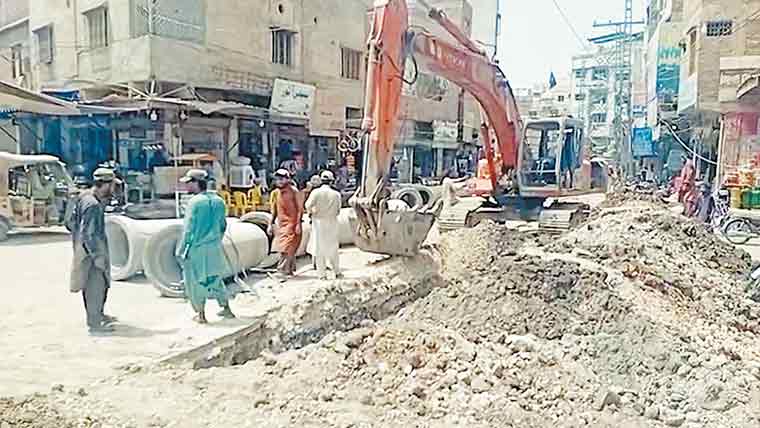 سکھر : 4 ماہ گزر گئے، جاری نکاسی آب کا منصوبہ مکمل نہ ہو سکا
