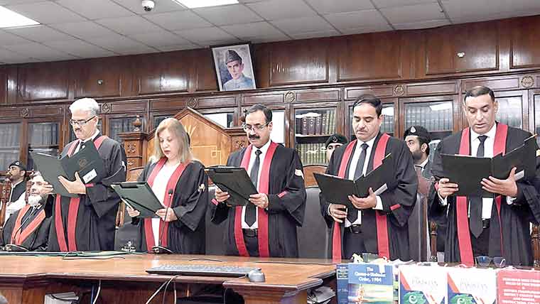 پشاور ہائیکورٹ کے چار مستقل ہونے  والے ججز نے اپنے عہدوں کا حلف اٹھا لیا
