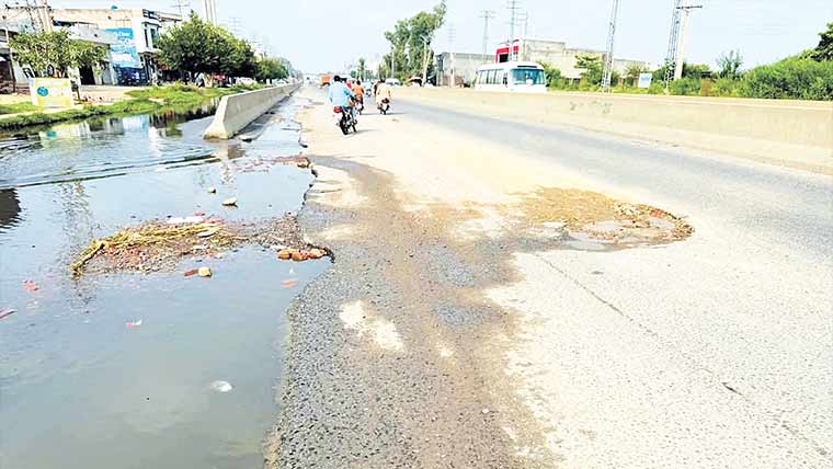  ڈسکہ :بارش کے پانی سے جی ٹی روڈ ٹوٹ پھوٹ کا شکار 