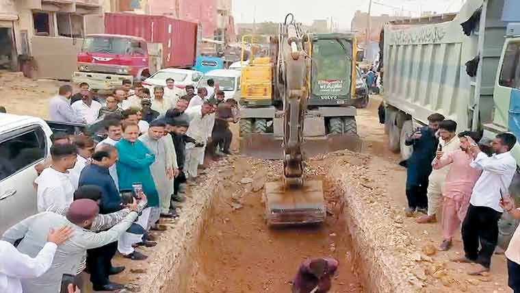 میئر کا توری بنگش روڈ کا معائنہ، 30 ستمبر تک کی ڈیڈ لائن مقرر 