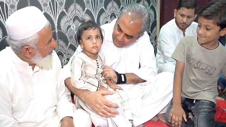 وزیر داخلہ محسن نقوی کا شہید میجر احسان  کے گھر جاکر اظہار تعزیت، فاتحہ خوانی