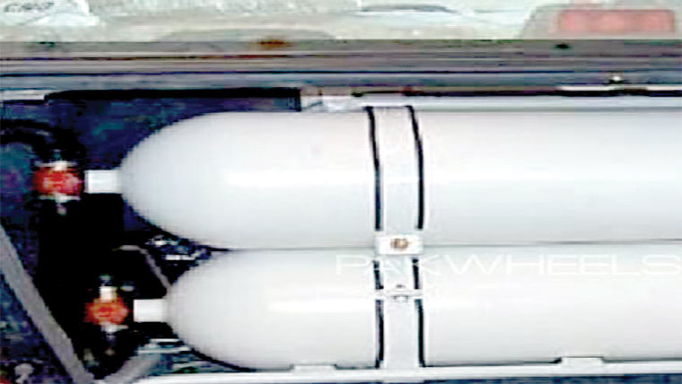 گاڑی میں لگانے پر کارروائی 