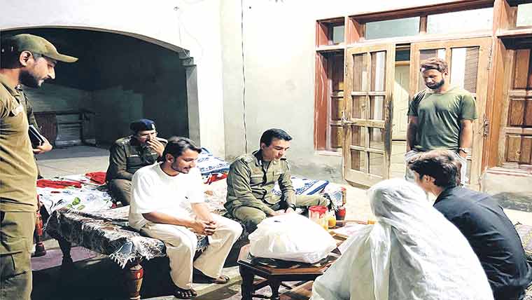 ڈی پی او سرگودھا کی شہید  کانسٹیبل محمد حیات لالی کے  گھر آمد، اہل خانہ سے ملاقات 
