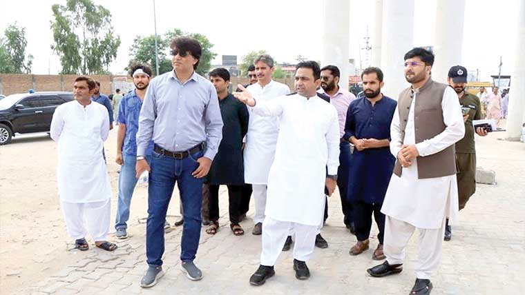 ڈپٹی کمشنر کا جنرل بس اسٹینڈ اور  مختلف سرکاری دفاتر کا دورہ