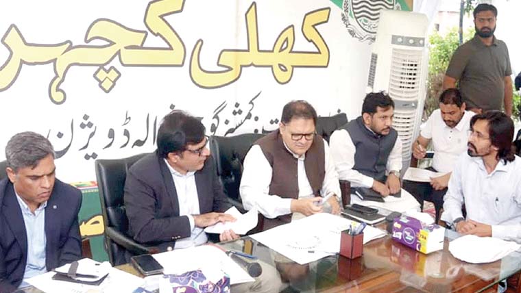  کمشنر گوجرانوالہ کی نواز شریف سٹیڈیم ڈسکہ میں کھلی کچہری