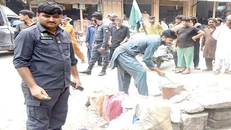 پارکنگ پلازہ، دال بازار کے قریب انسداد تجاوزات آپریشن 