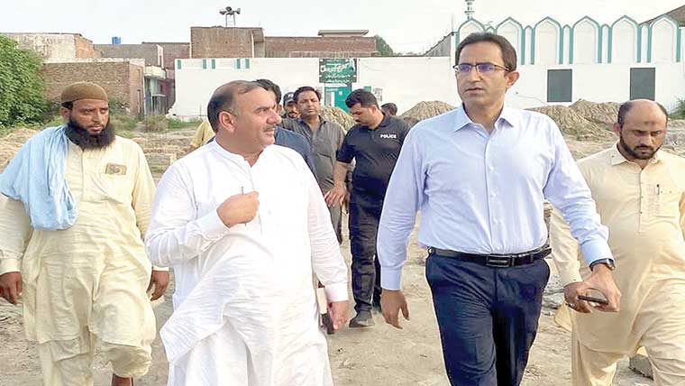 ڈپٹی کمشنر کا دورہ علی پور چٹھہ ،ترقیاتی منصوبوں کا معائنہ 