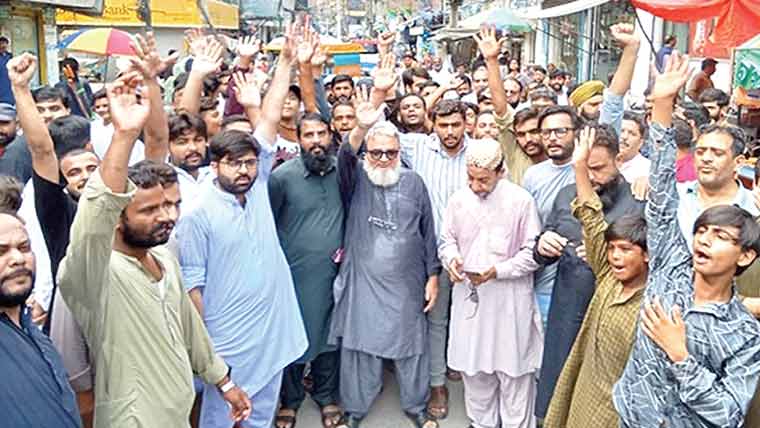 وزیرآباد :دکانیں سیل کر نے پر شٹرڈائون ، احتجاجی مظاہرہ 