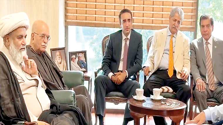 پیپلز  پارٹی  وفد  کی  اچکزئی  سے  ملاقات:اسٹیبلشمنٹ  اور  حکومت  کا  ایک  پیج  ہوسکتا  مگر  دال  میں  کچھ  کالا،آج  یاکل  سامنے  آجائیگا:بلاول
