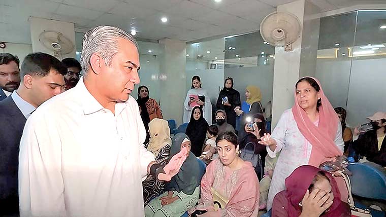 وزیرداخلہ کاپاسپورٹ دفترگارڈن ٹاؤن کا دورہ،بدانتظامی پر برہم