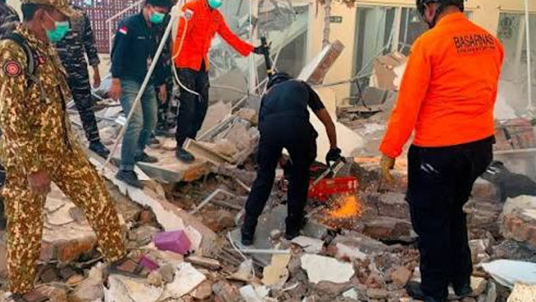 انڈونیشیا :زلزلے کے 3 روز بعد  84 سالہ مفلوج خاتون زندہ مل گئی 
