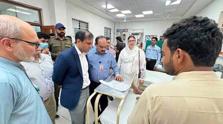 ڈپٹی کمشنر کا الائیڈ ہسپتال ون کا دورہ، طبی سہولیات کا جائزہ
